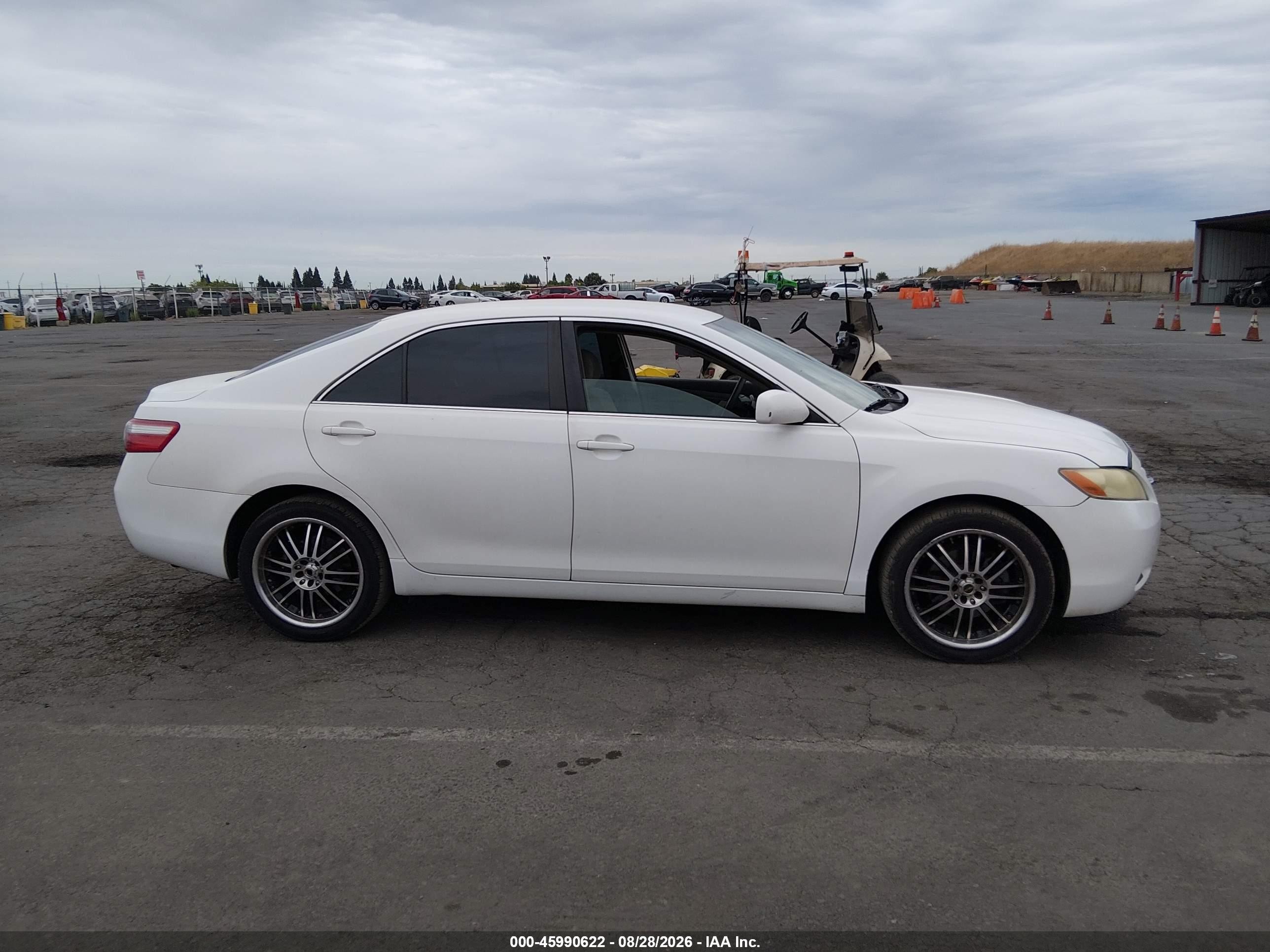 2007 Toyota Camry Le White vin: JTNBE46K073004774
