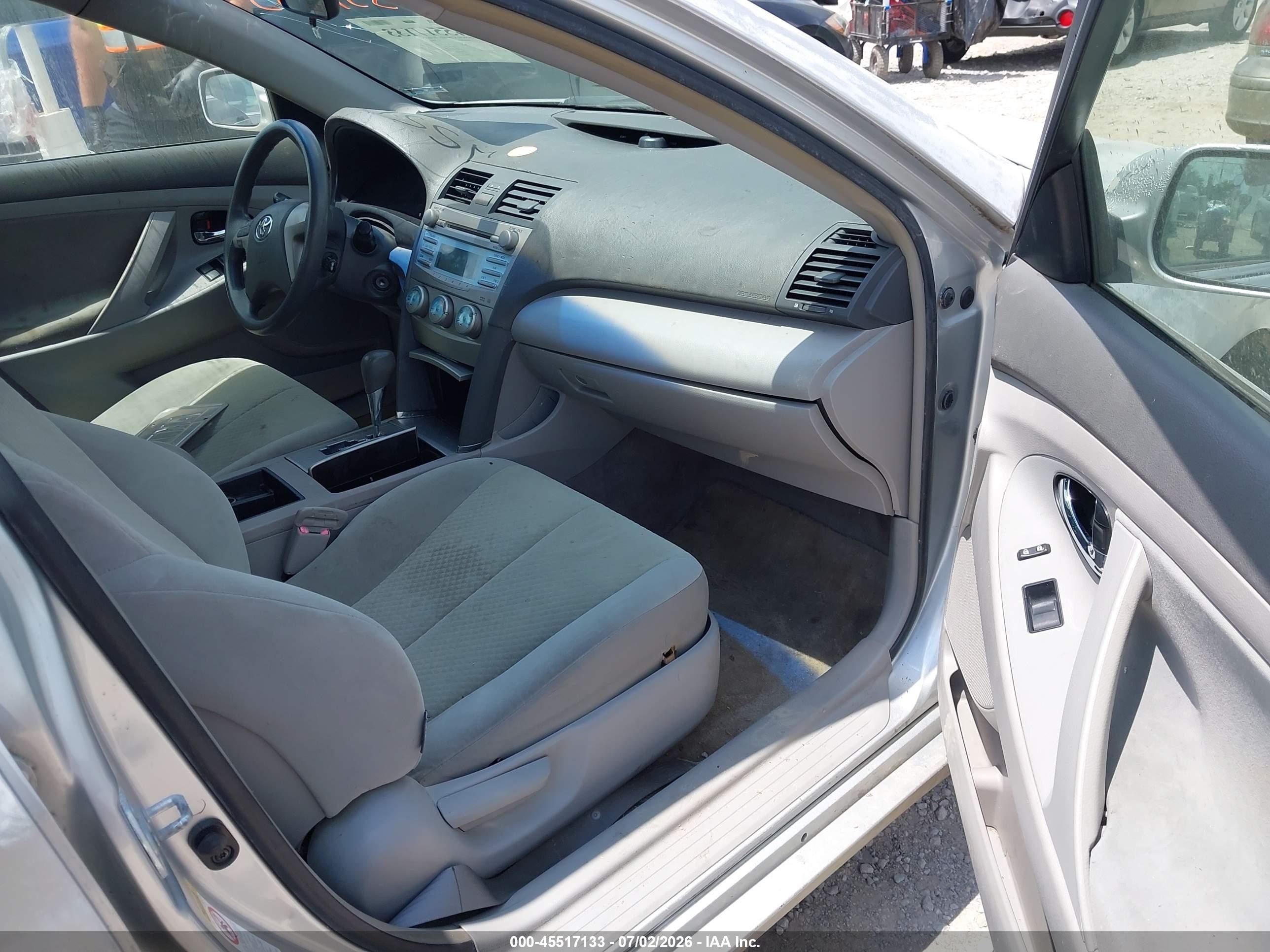 2007 Toyota Camry Le Silver vin: JTNBE46K073051657
