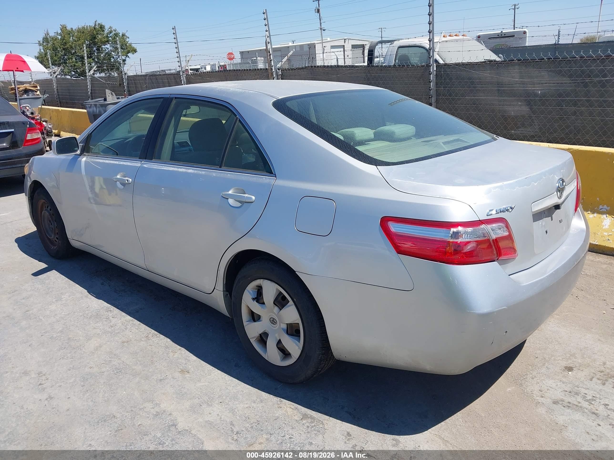 2007 Toyota Camry Le Серебряный vin: JTNBE46K073068717