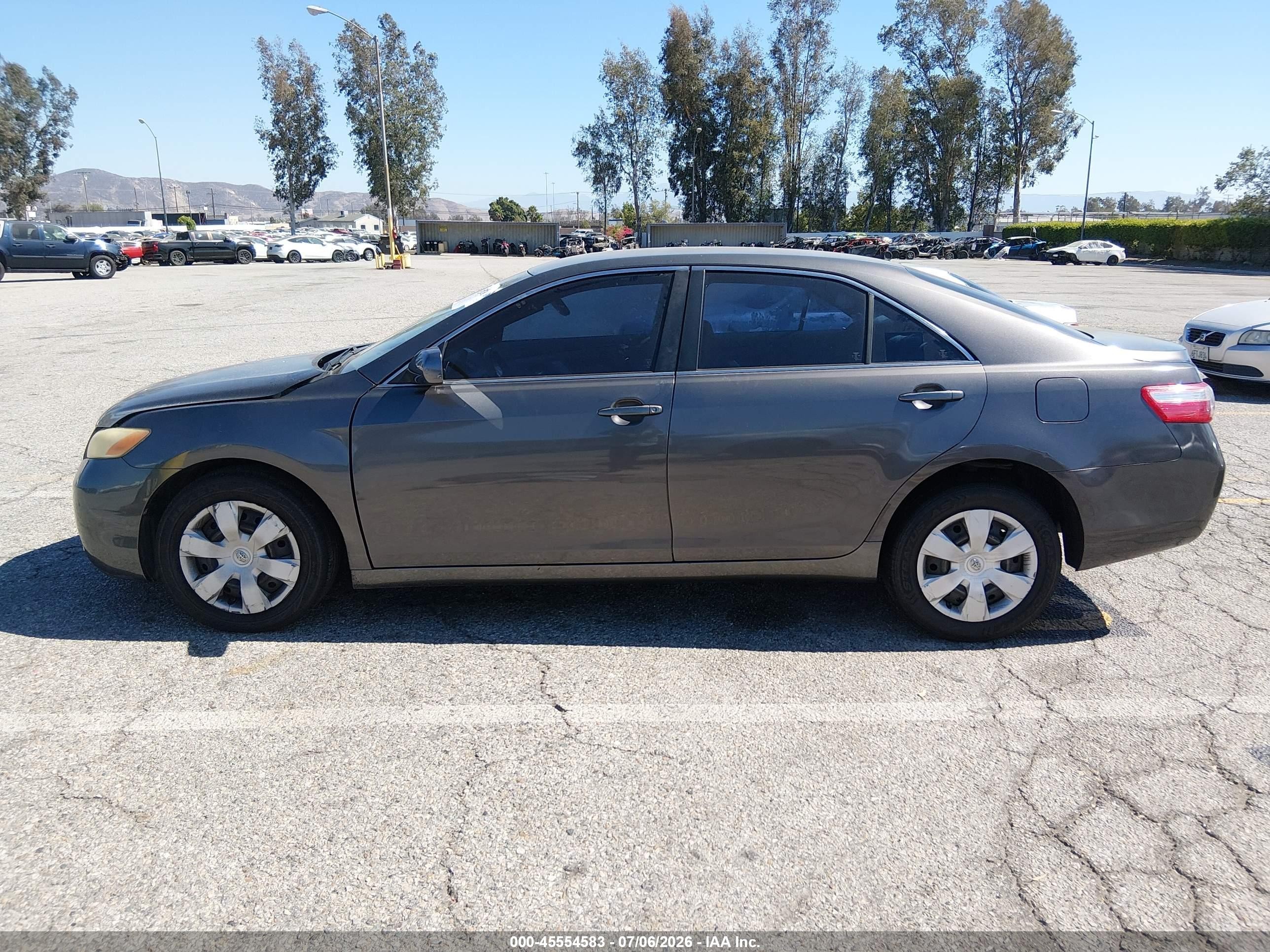 2007 Toyota Camry Le Gray vin: JTNBE46K073071505