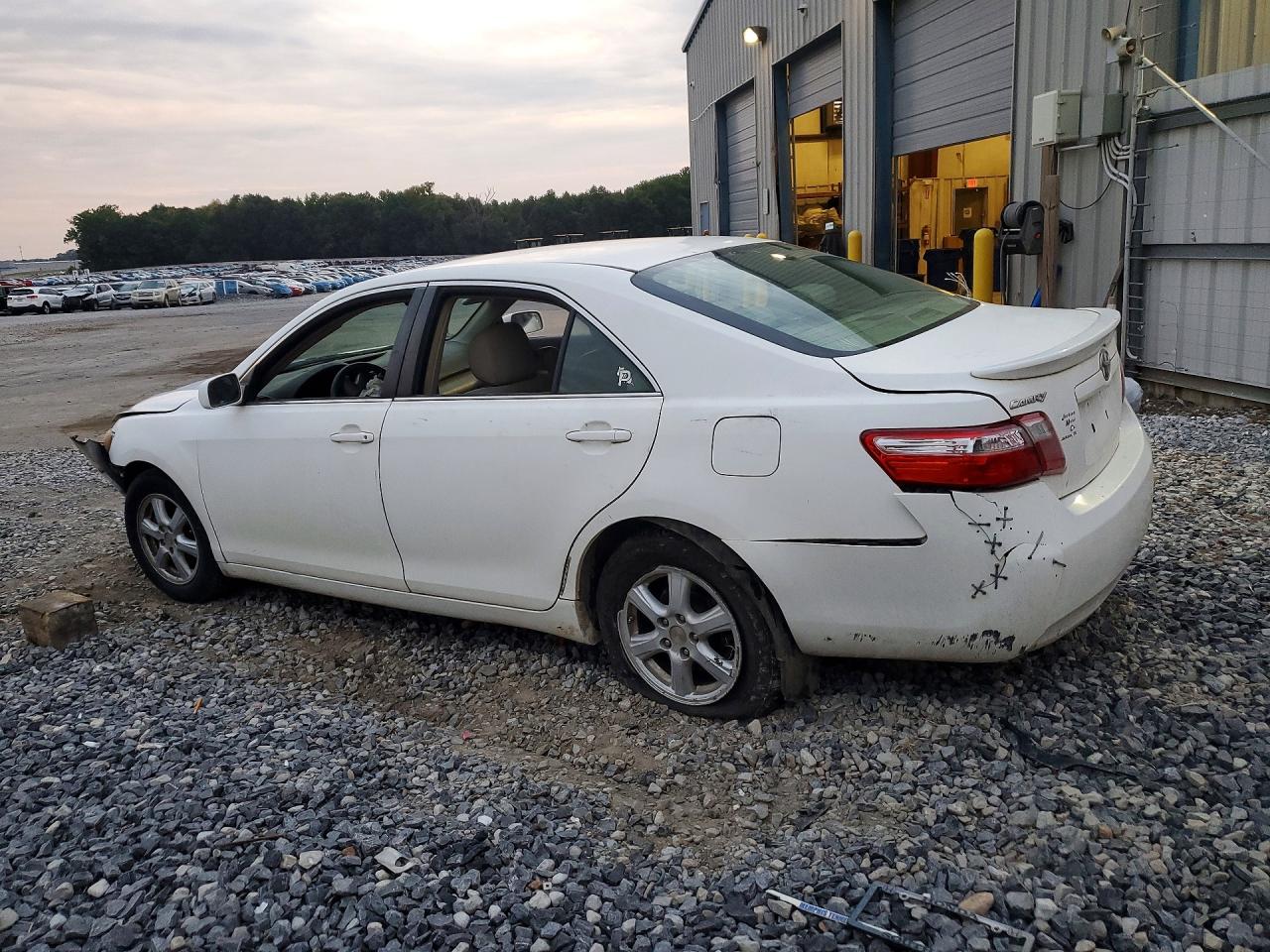 2007 Toyota Camry Le White vin: JTNBE46K173075403