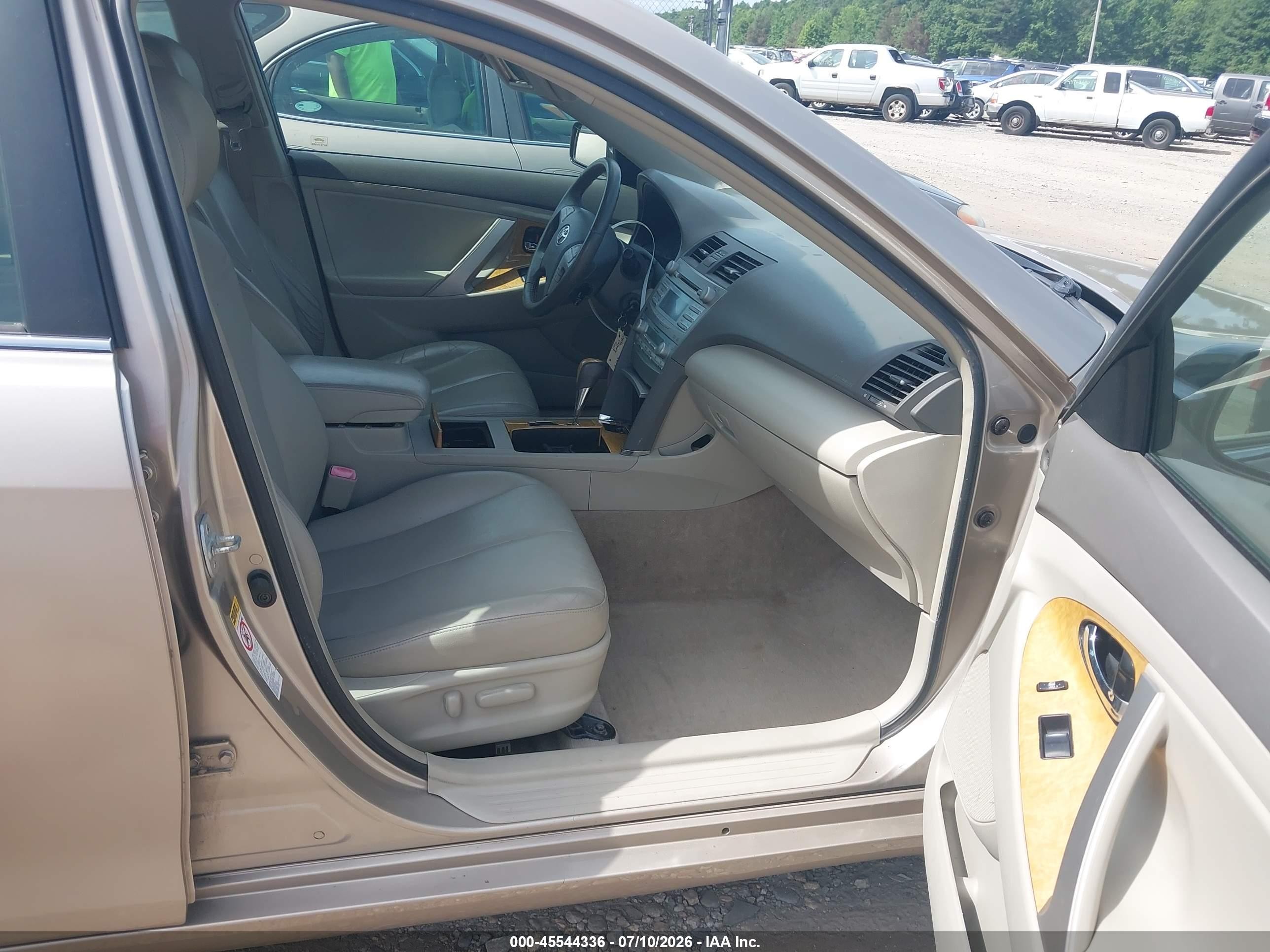 2007 Toyota Camry Xle Gold vin: JTNBE46K273006803