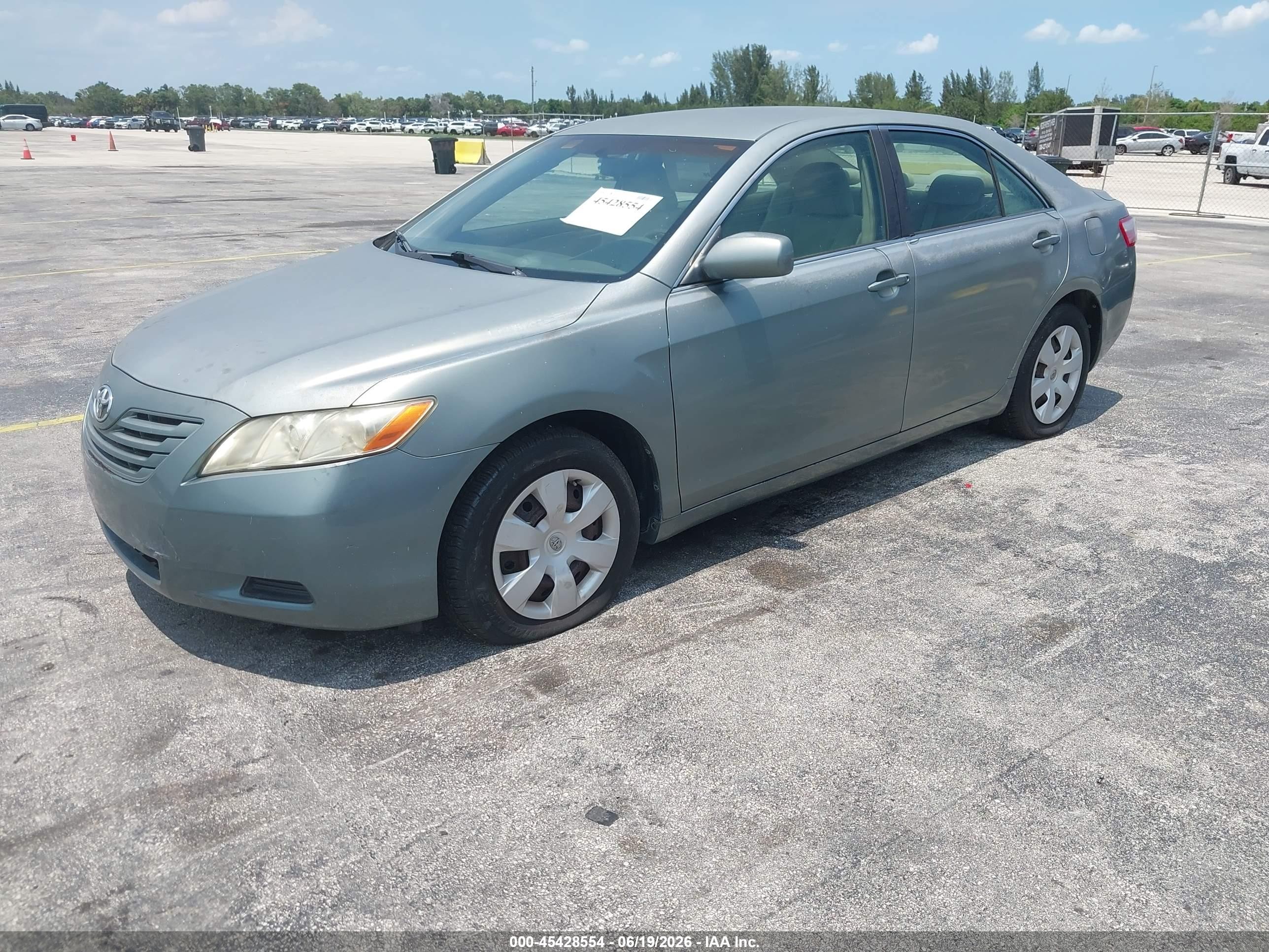 2007 Toyota Camry Le Gray vin: JTNBE46K773072957