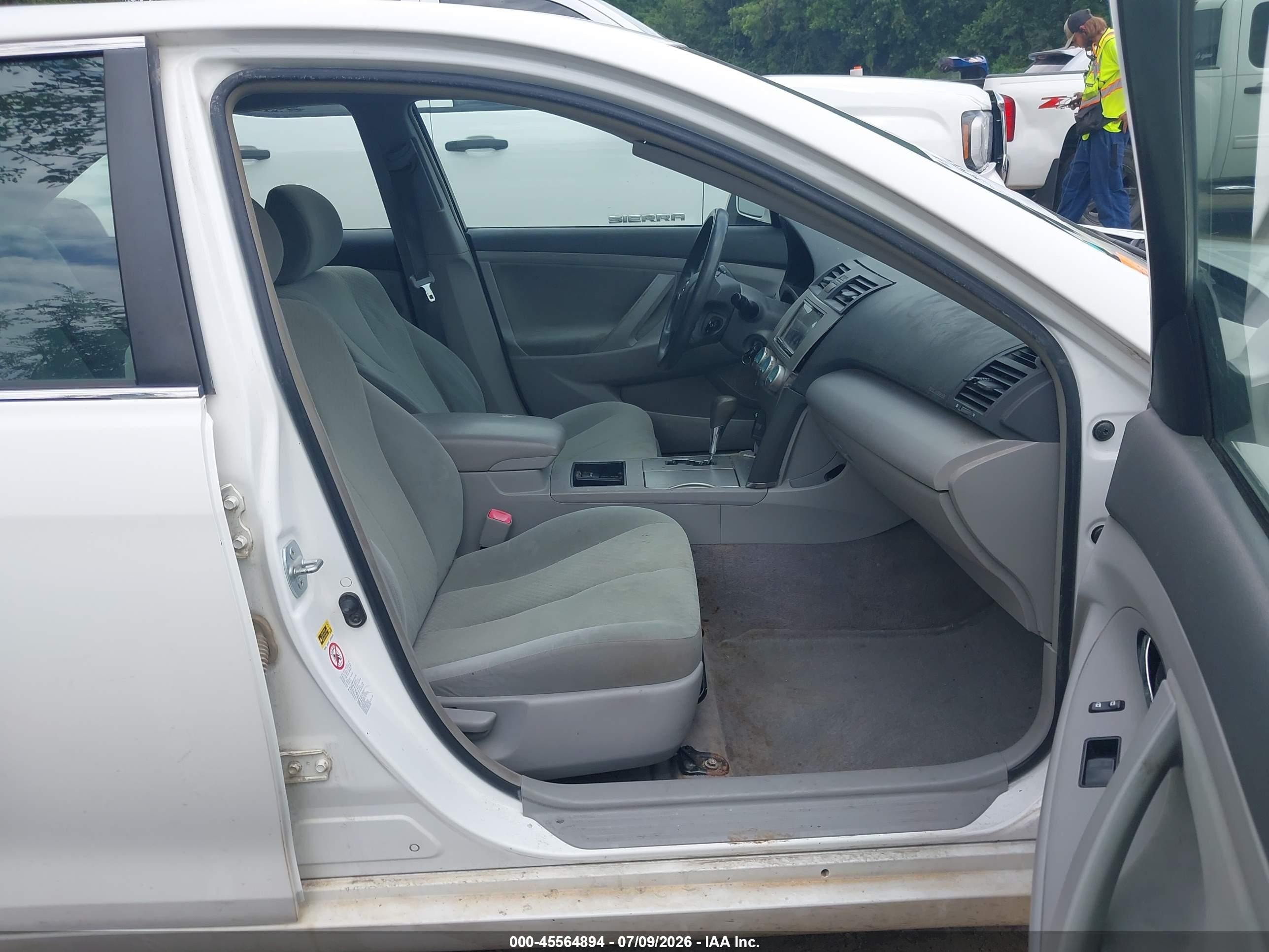 2007 Toyota Camry Le White vin: JTNBE46K973055707