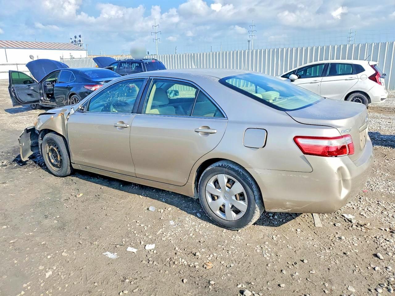 2007 Toyota Camry Le Gold vin: JTNBE46KX73031626