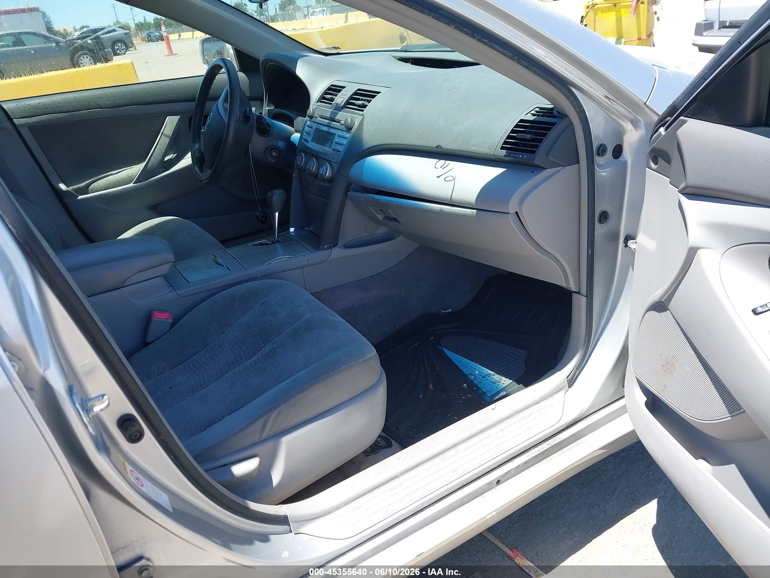 2010 Toyota Camry Le Серебряный vin: JTNBF3EK5A3004480