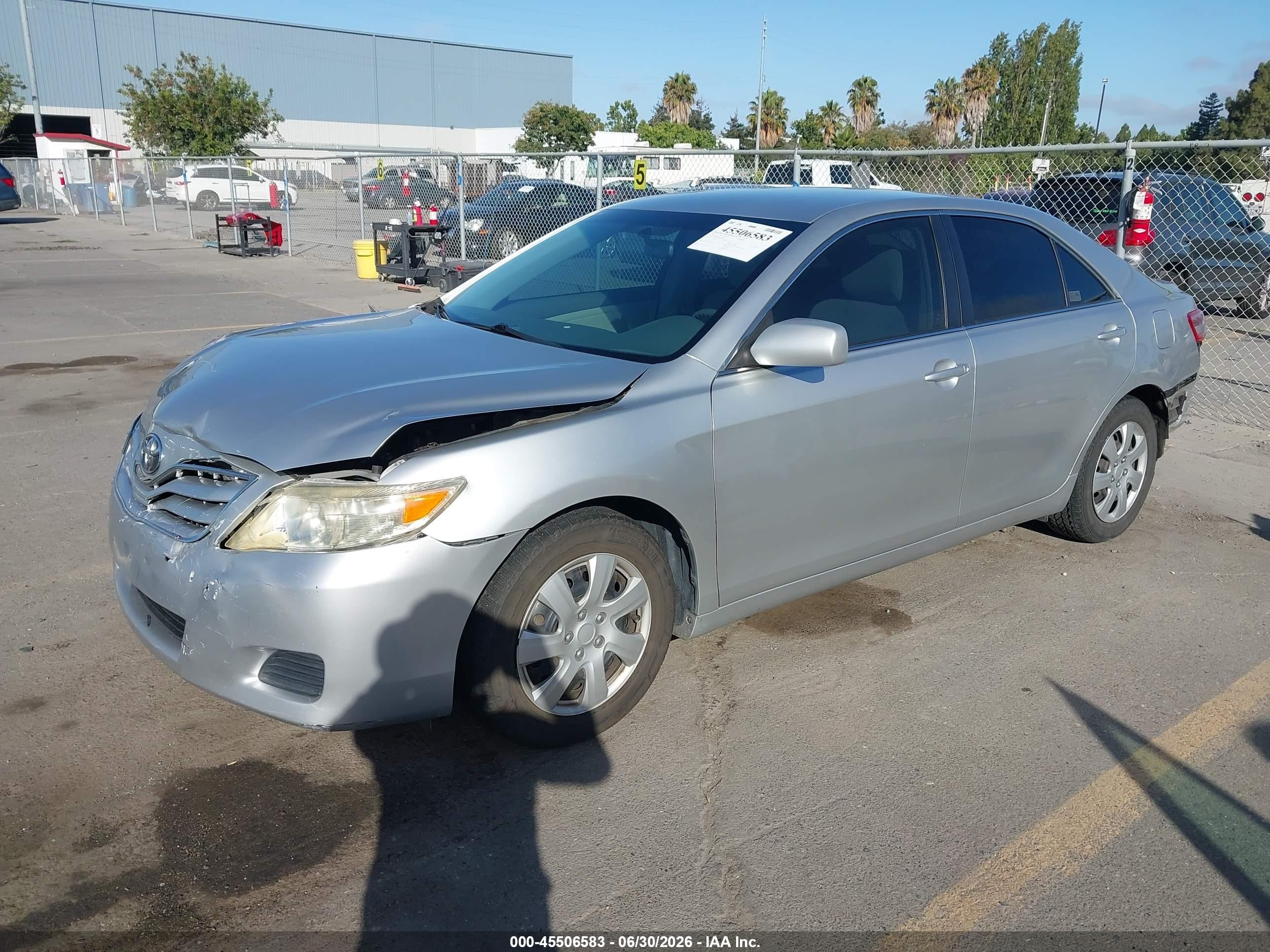 2011 Toyota Camry Le Silver vin: JTNBF3EK8B3005947