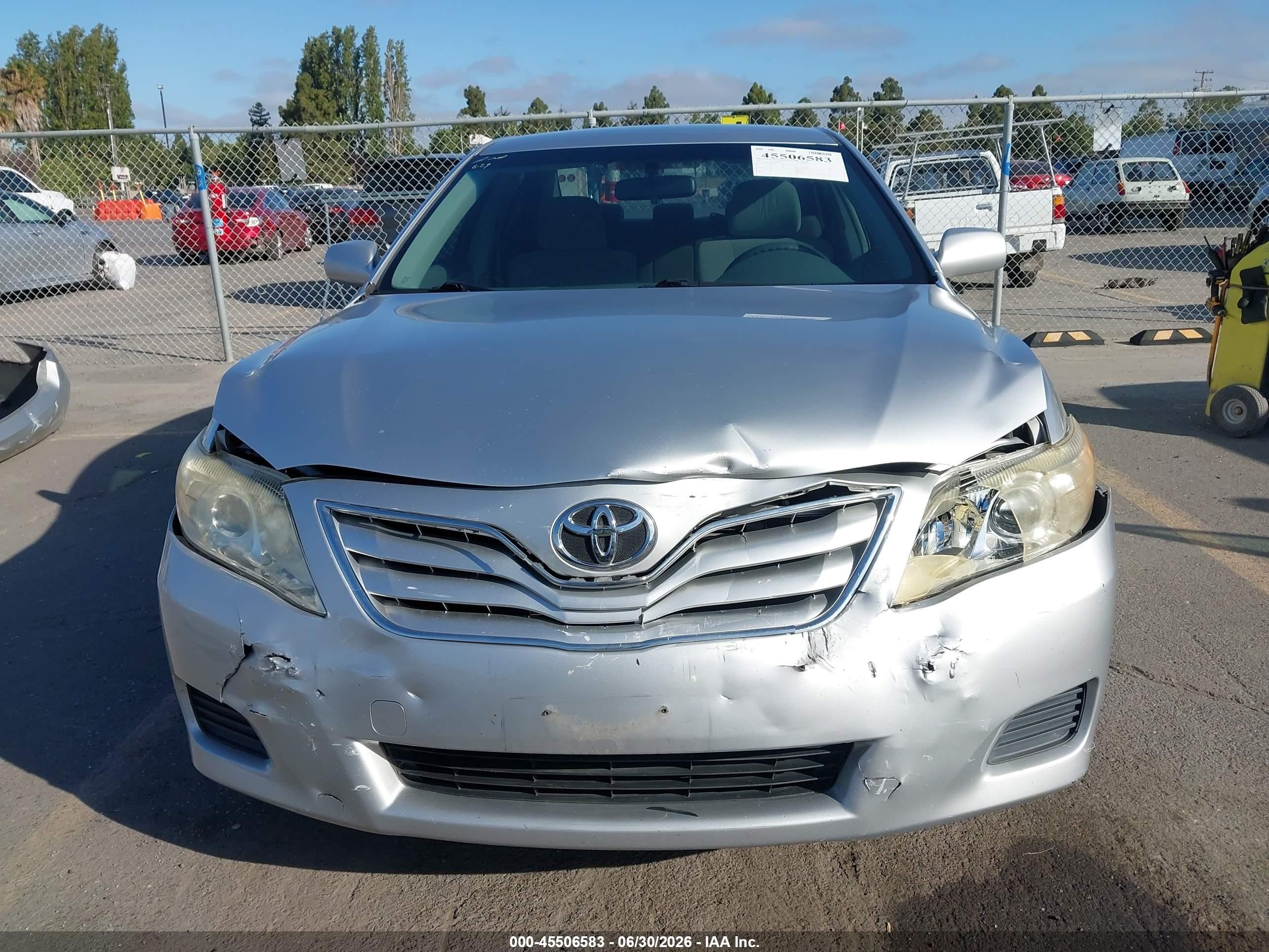 2011 Toyota Camry Le Silver vin: JTNBF3EK8B3005947