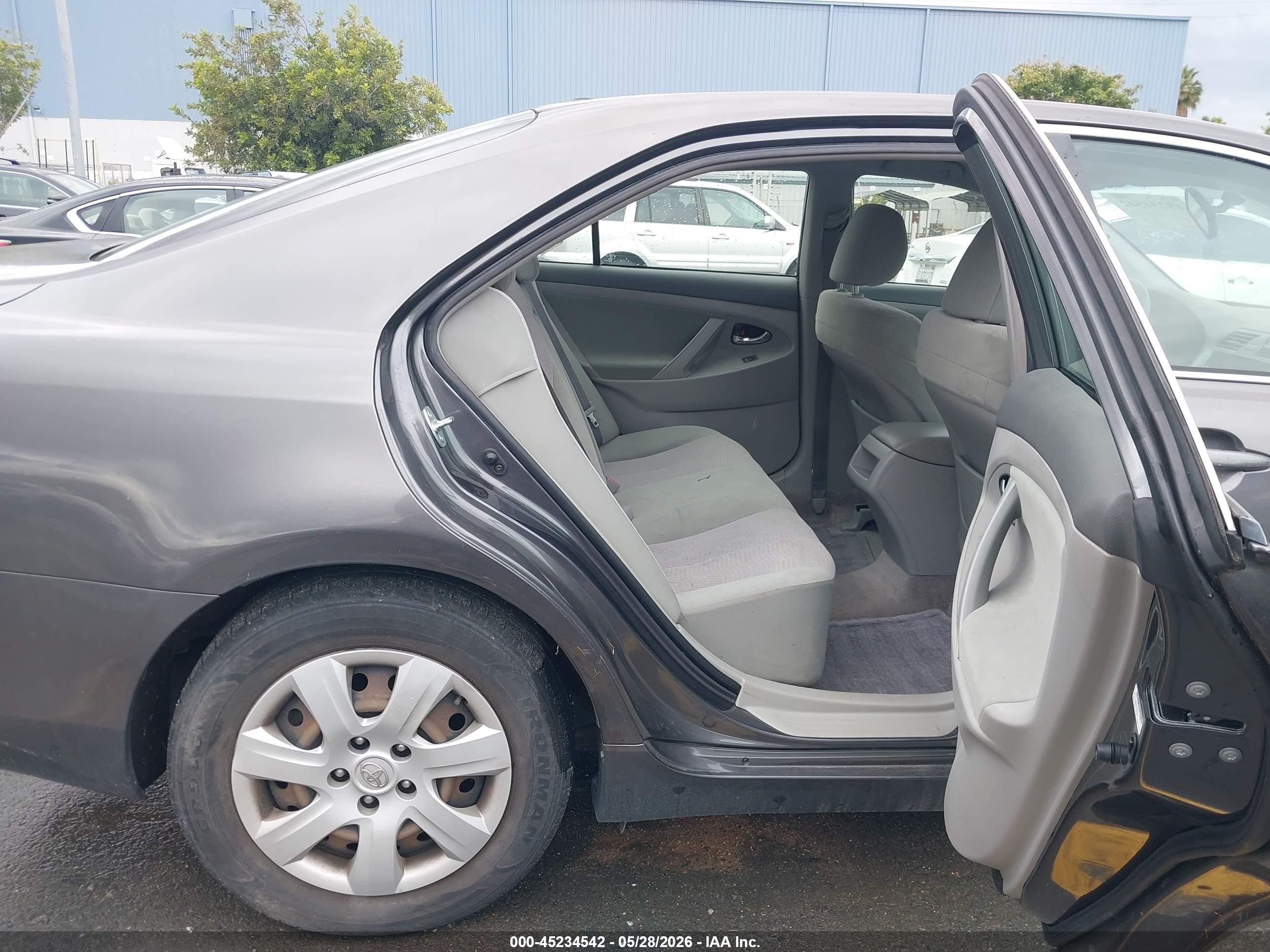 2011 Toyota Camry Le Серый vin: JTNBF3EKXB3010986