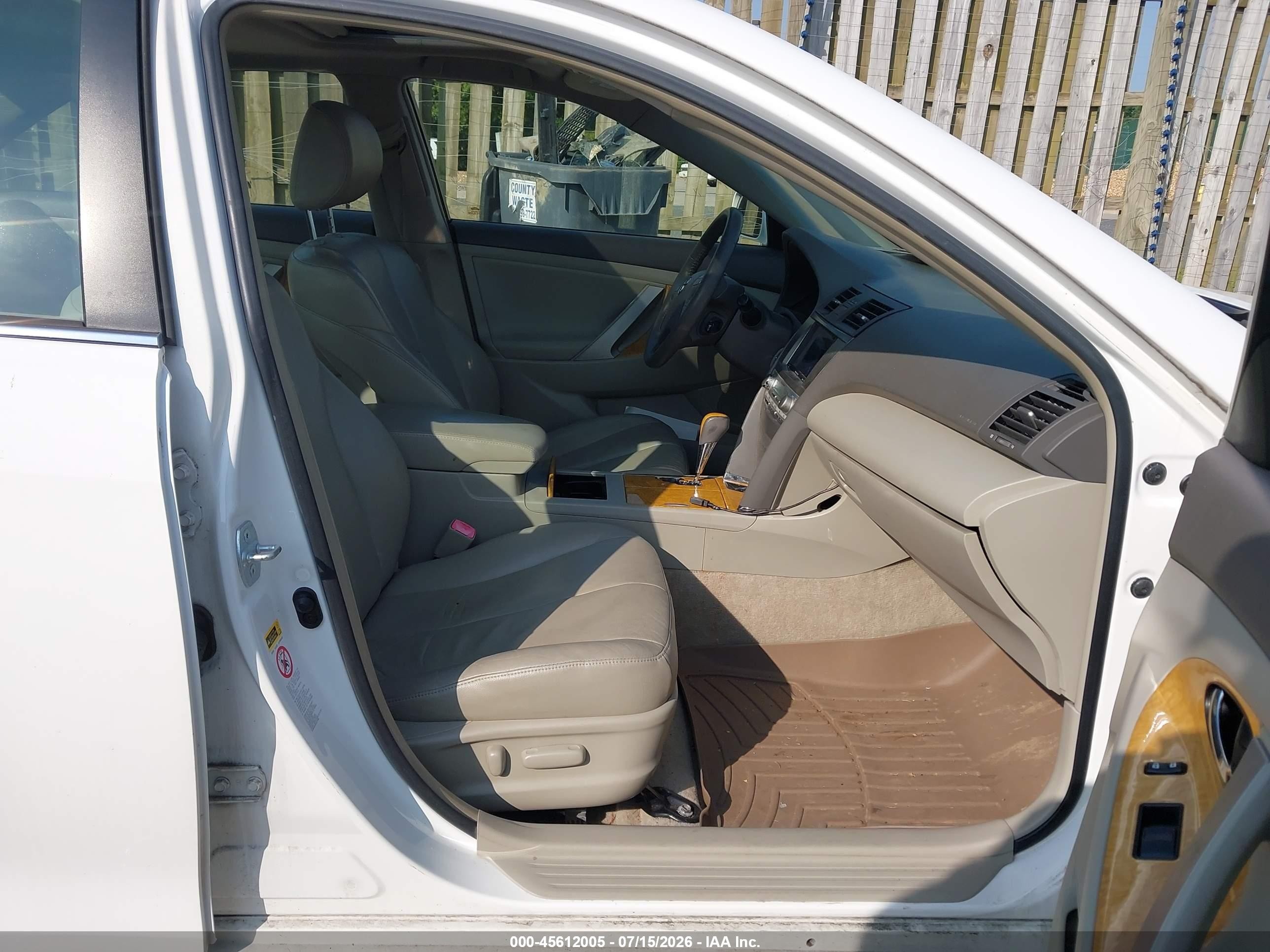 2007 Toyota Camry Xle V6 White vin: JTNBK46K173019518