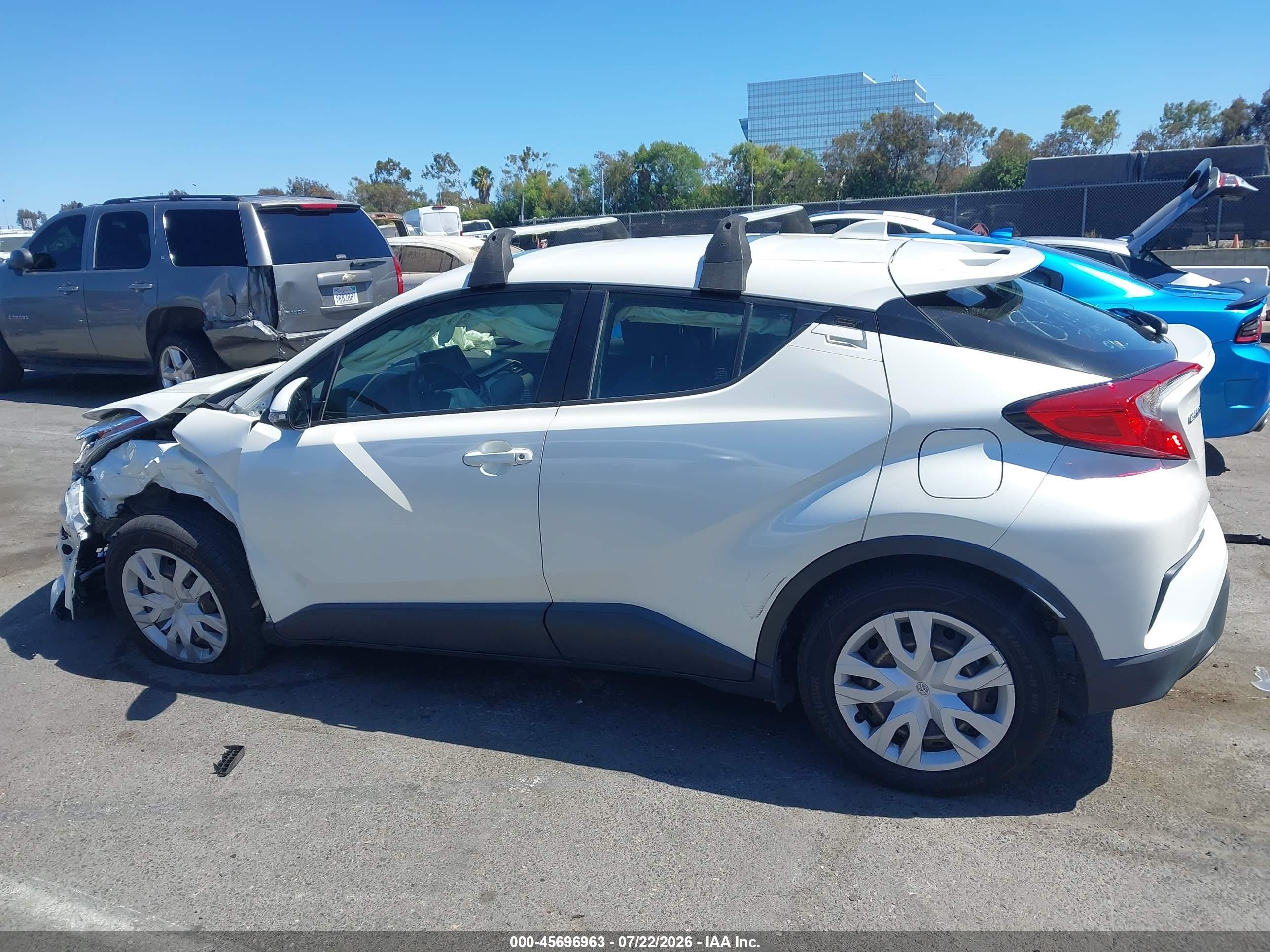 2020 Toyota C-hr Le White vin: JTNKHMBX2L1065350