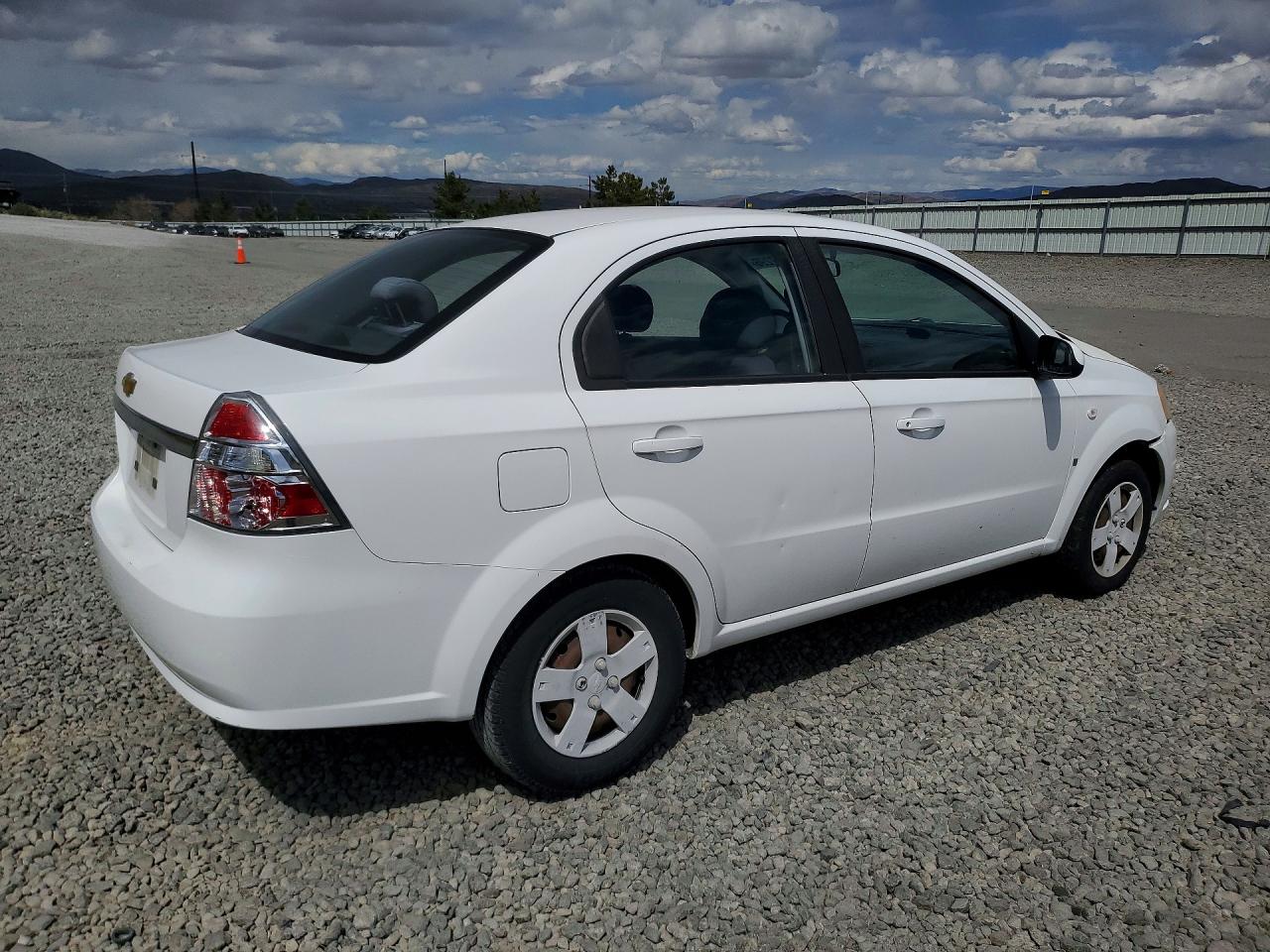2008 Chevrolet Aveo Base White vin: KL1TD56618B259274