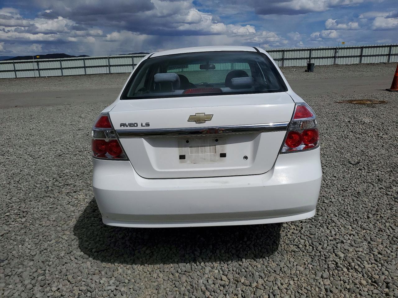 2008 Chevrolet Aveo Base White vin: KL1TD56618B259274