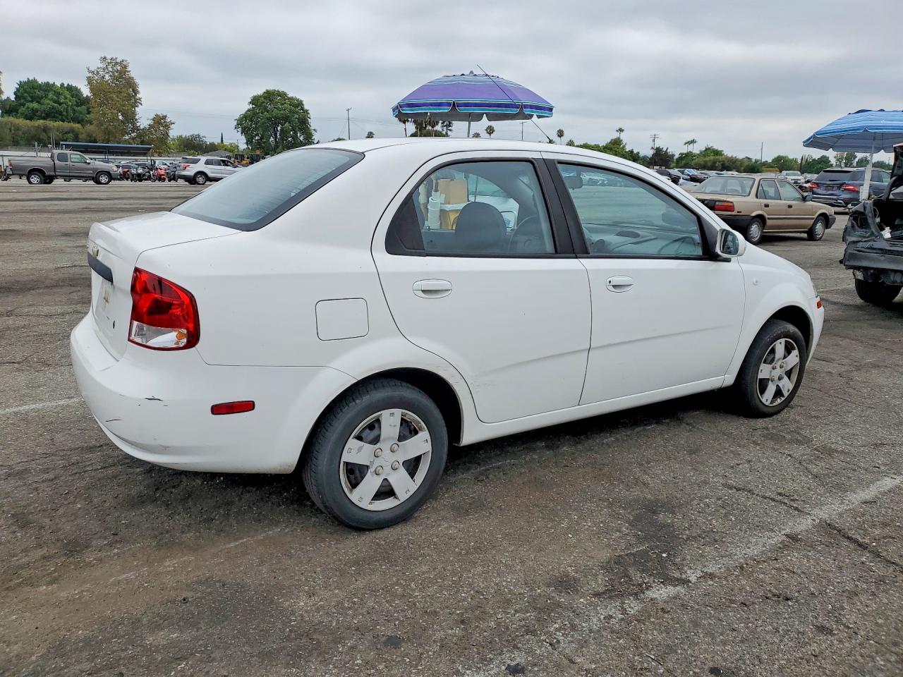 2006 Chevrolet Aveo Base White vin: KL1TD56696B675828