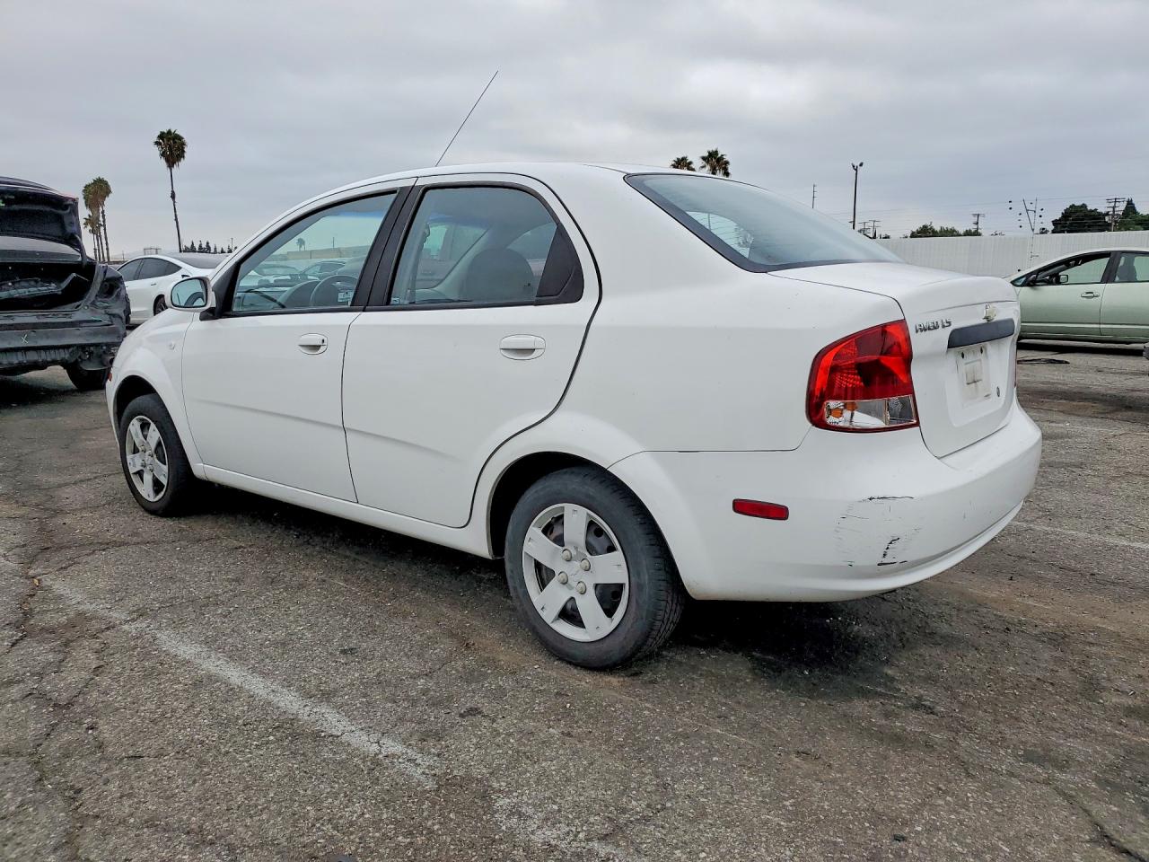 2006 Chevrolet Aveo Base White vin: KL1TD56696B675828