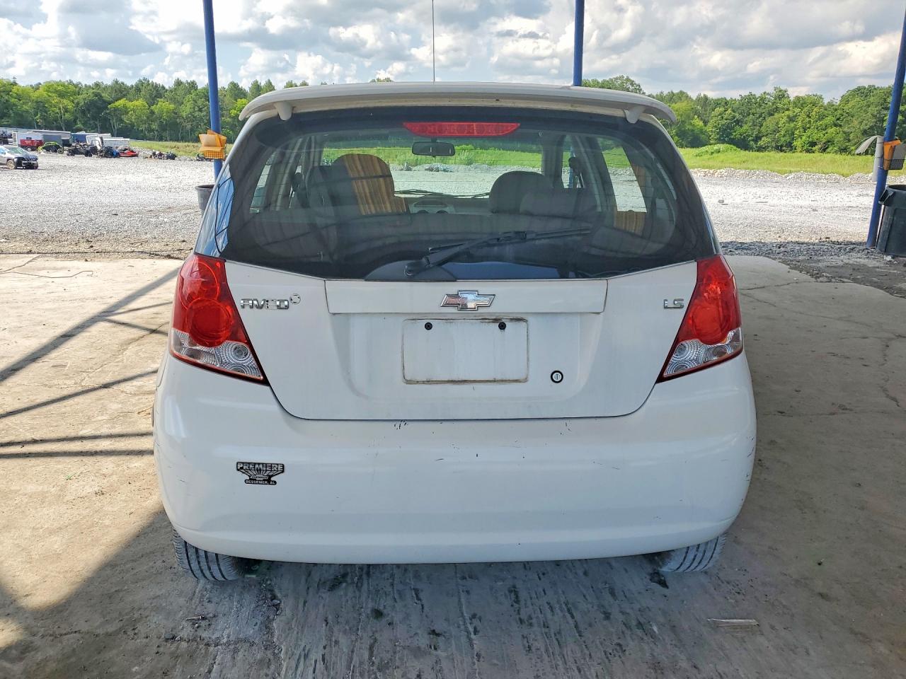 2007 Chevrolet Aveo Base White vin: KL1TD66647B793468
