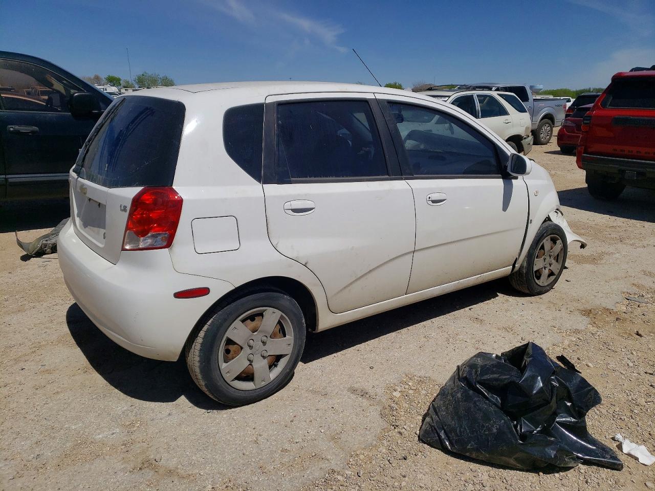 2007 Chevrolet Aveo Base White vin: KL1TD66697B755654