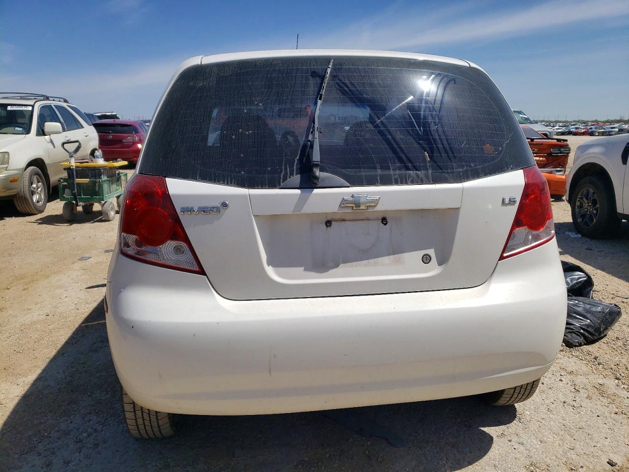 2007 Chevrolet Aveo Base White vin: KL1TD66697B755654