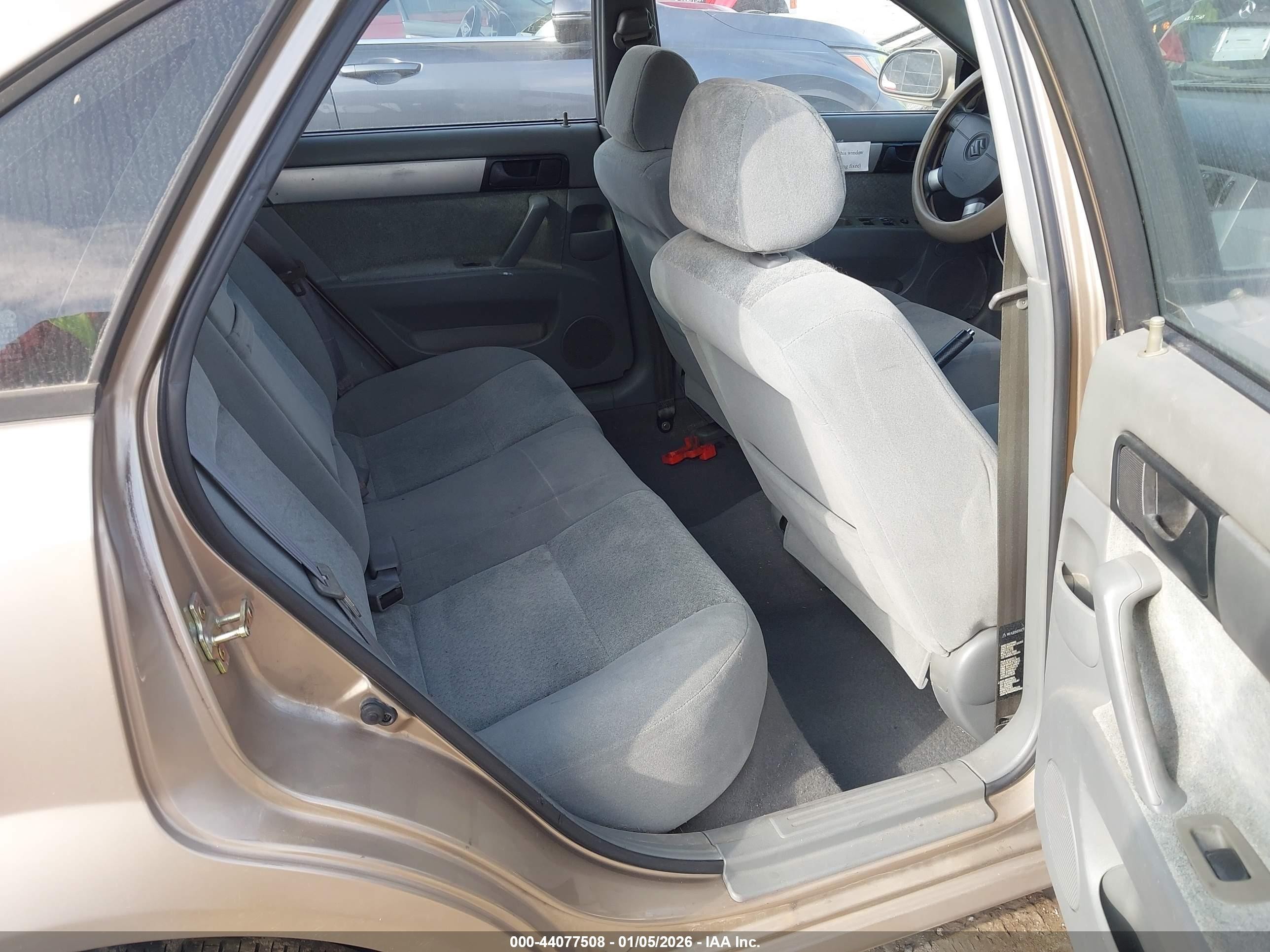2004 Suzuki Forenza S Gold vin: KL5JD52Z64K953877