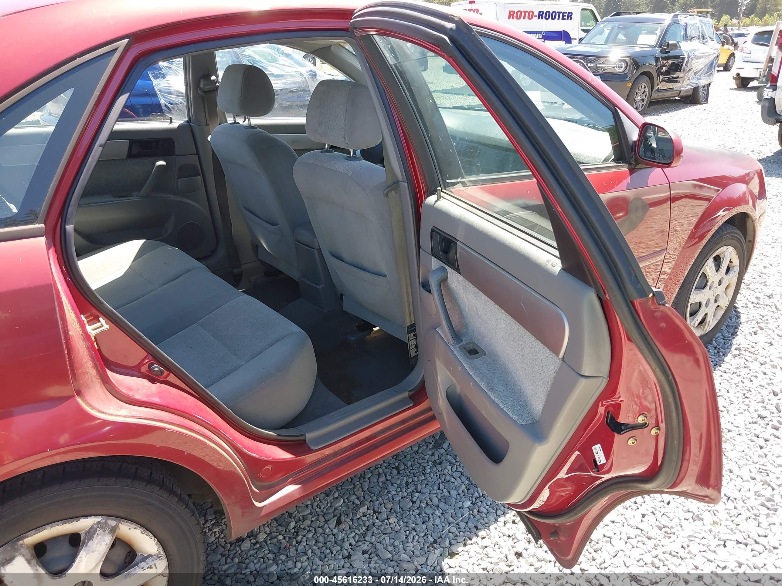 2004 Suzuki Forenza S Red vin: KL5JD52Z64K955001