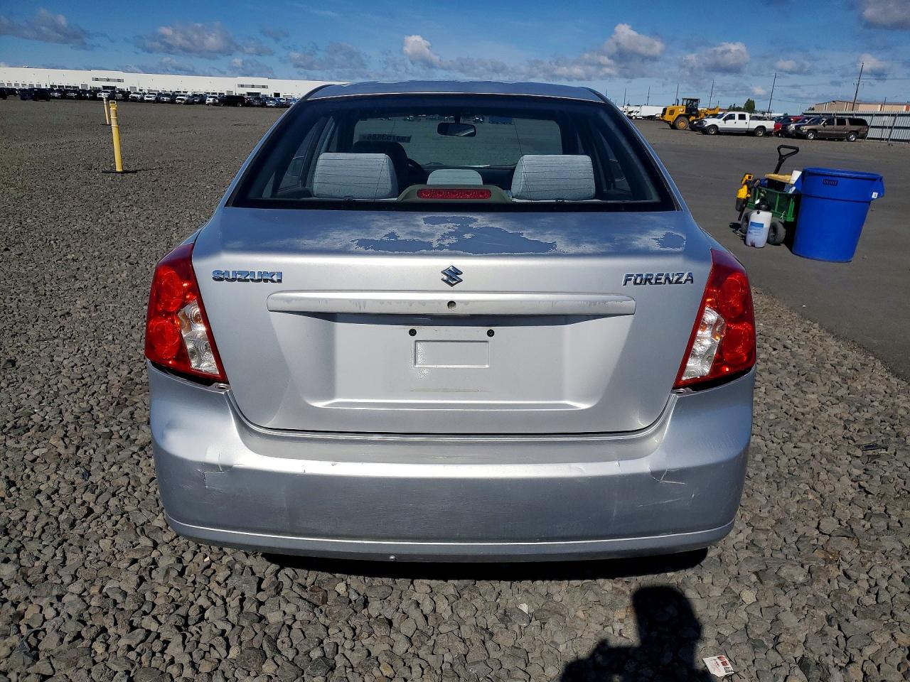 2004 Suzuki Forenza S Silver vin: KL5JD52Z84K975332