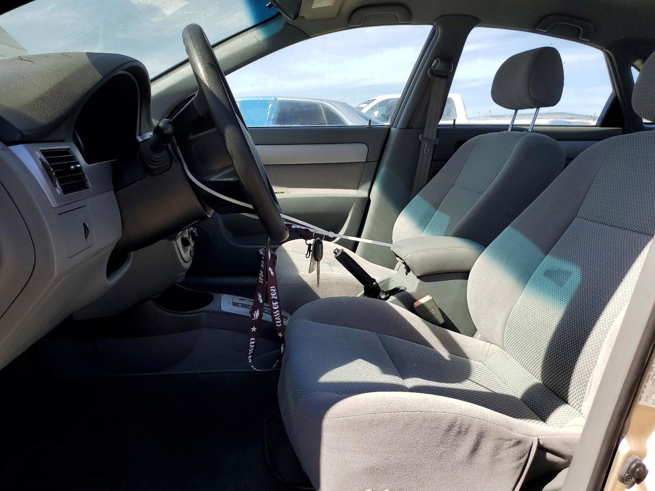 2007 Suzuki Forenza Золотой vin: KL5JD56Z17K636779