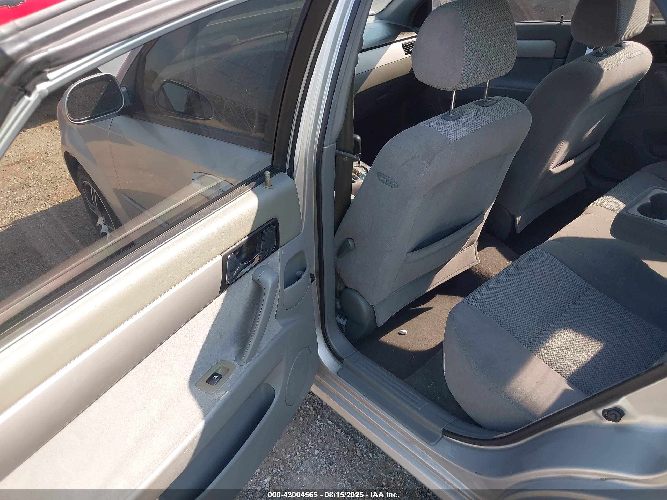 2006 Suzuki Forenza   Silver vin: KL5JD56Z76K298173