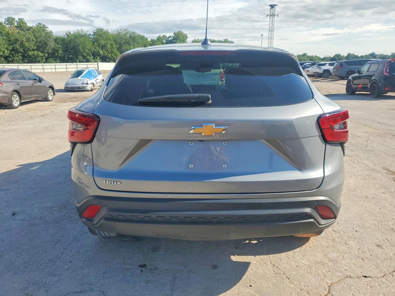 2024 Chevrolet Trax Ls Silver vin: KL77LFE2XRC213811