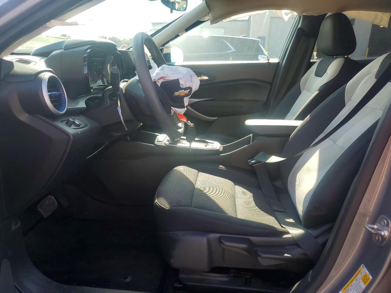 2024 Chevrolet Trax Ls Silver vin: KL77LFE2XRC213811