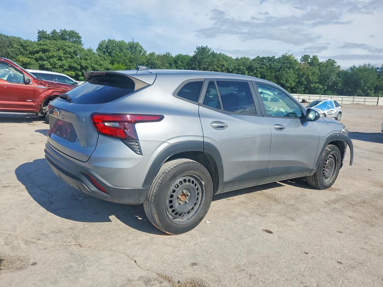 2024 Chevrolet Trax Ls Silver vin: KL77LFE2XRC213811