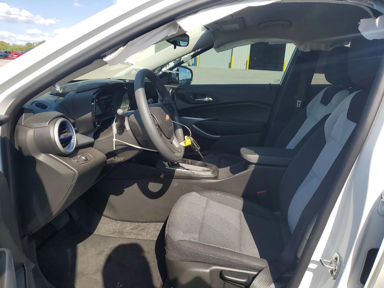 2025 Chevrolet Trax Ls White vin: KL77LFEP1SC344417