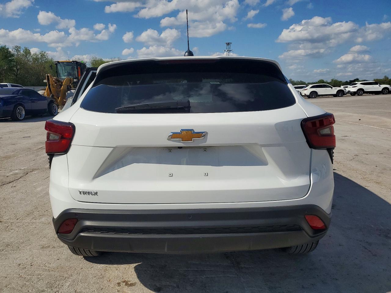 2025 Chevrolet Trax Ls White vin: KL77LFEP1SC344417