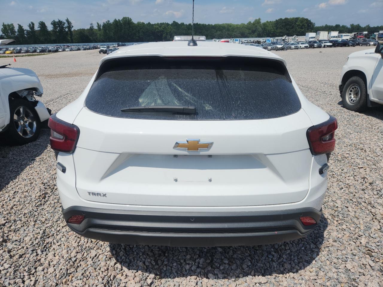 2025 Chevrolet Trax Ls White vin: KL77LFEP2SC169191