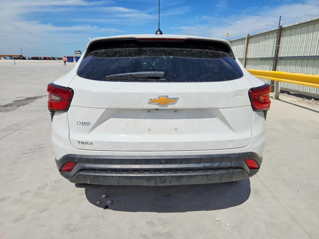 2025 Chevrolet Trax Ls White vin: KL77LFEP7SC019707