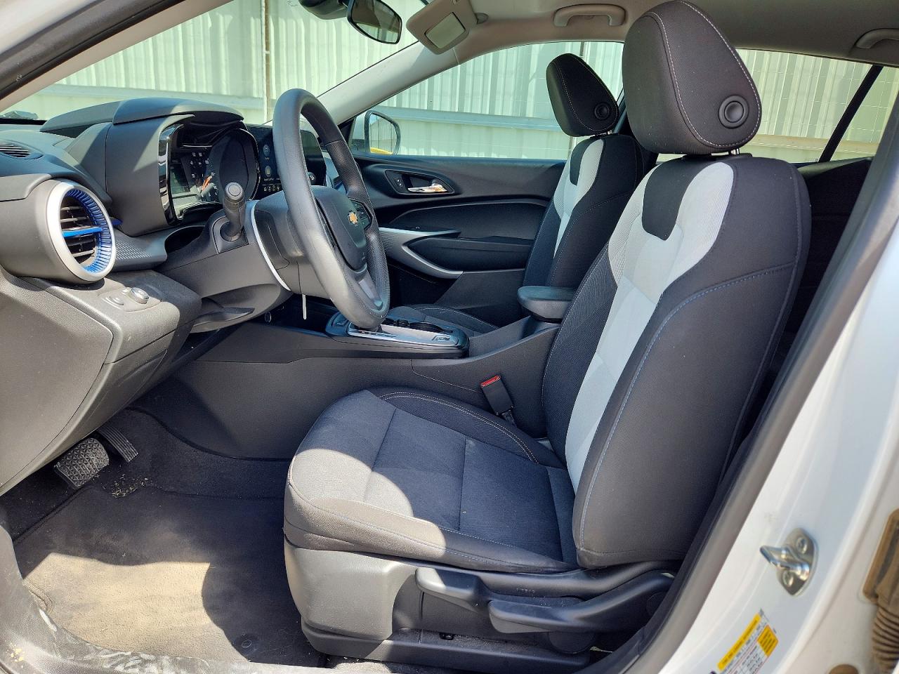 2025 Chevrolet Trax Ls White vin: KL77LFEP7SC019707