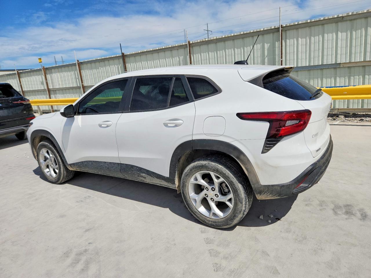 2025 Chevrolet Trax Ls White vin: KL77LFEP7SC019707