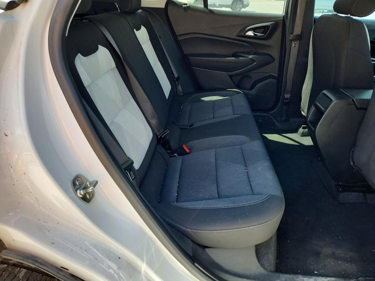 2025 Chevrolet Trax Ls White vin: KL77LFEP7SC019707