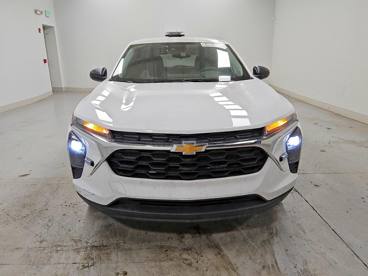 2025 Chevrolet Trax Ls White vin: KL77LFEP8SC170703