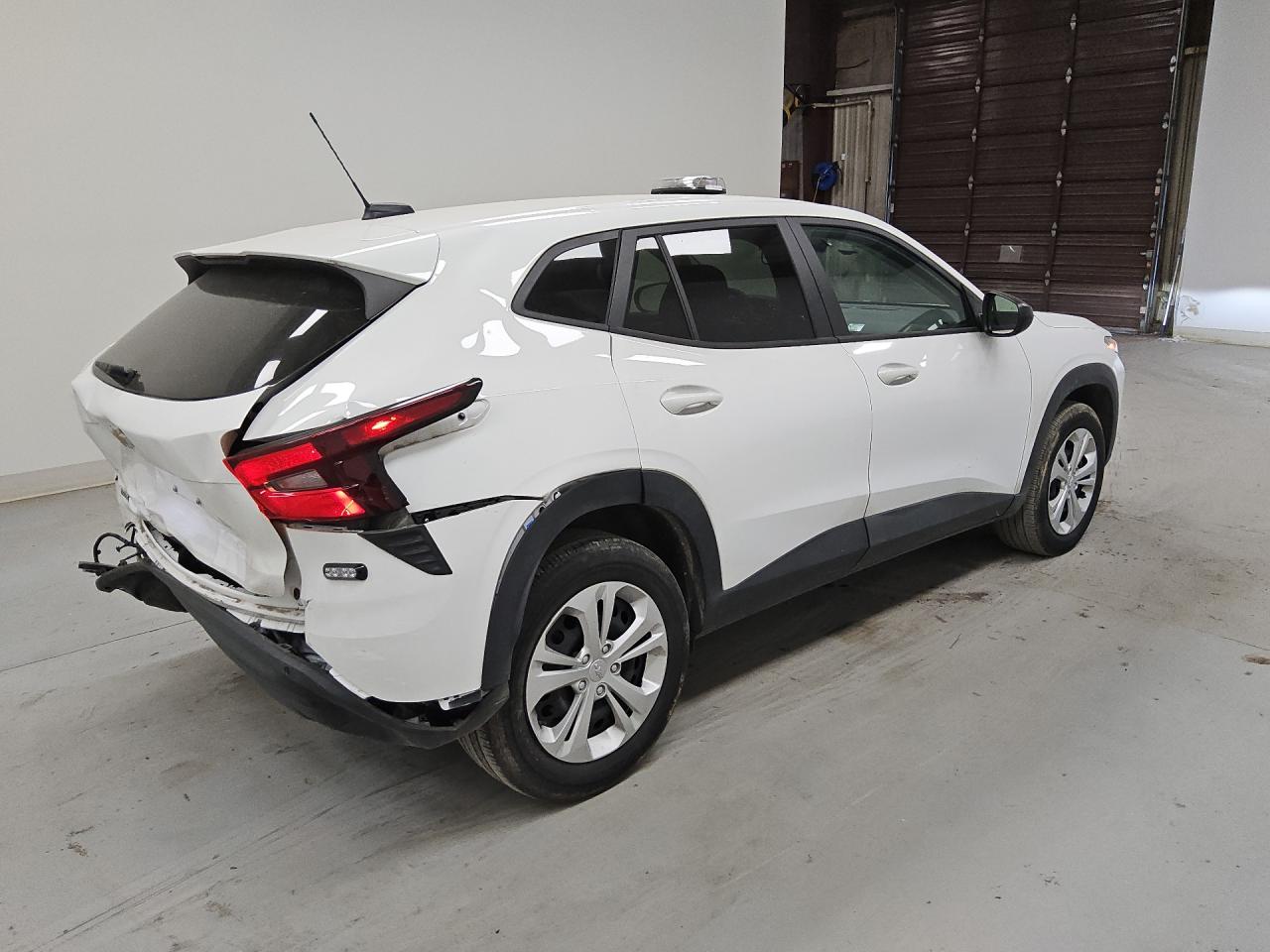 2025 Chevrolet Trax Ls White vin: KL77LFEP8SC170703 Damage: Right Qtr Panel, Dent(S) W/ Paint Dmg, 4 To 5 Inches
