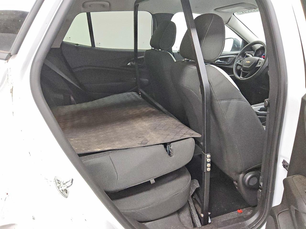 2025 Chevrolet Trax Ls White vin: KL77LFEP8SC170703
