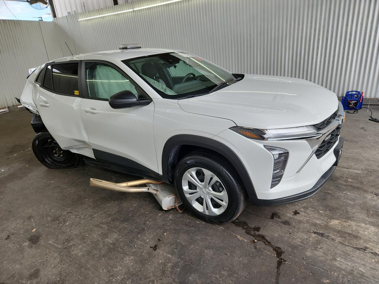 2025 Chevrolet Trax Ls Белый vin: KL77LFEP8SC197738 Damage: Exhaust, Broken, Replacement Required