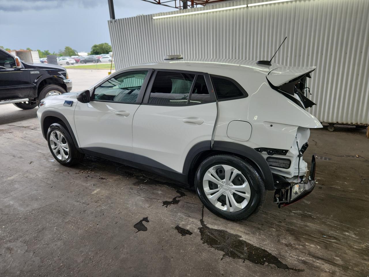 2025 Chevrolet Trax Ls Белый vin: KL77LFEP8SC197738 Damage: Left Qtr Panel, Dent(S) W/ Paint Dmg, 3 To 4 Inches
