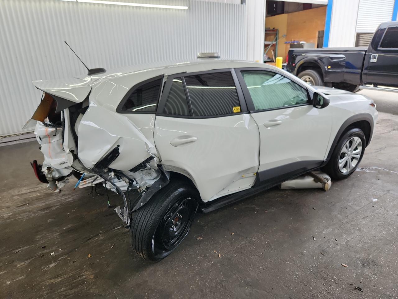 2025 Chevrolet Trax Ls Белый vin: KL77LFEP8SC197738 Damage: Right Tail Light, Broken, Replacement Required