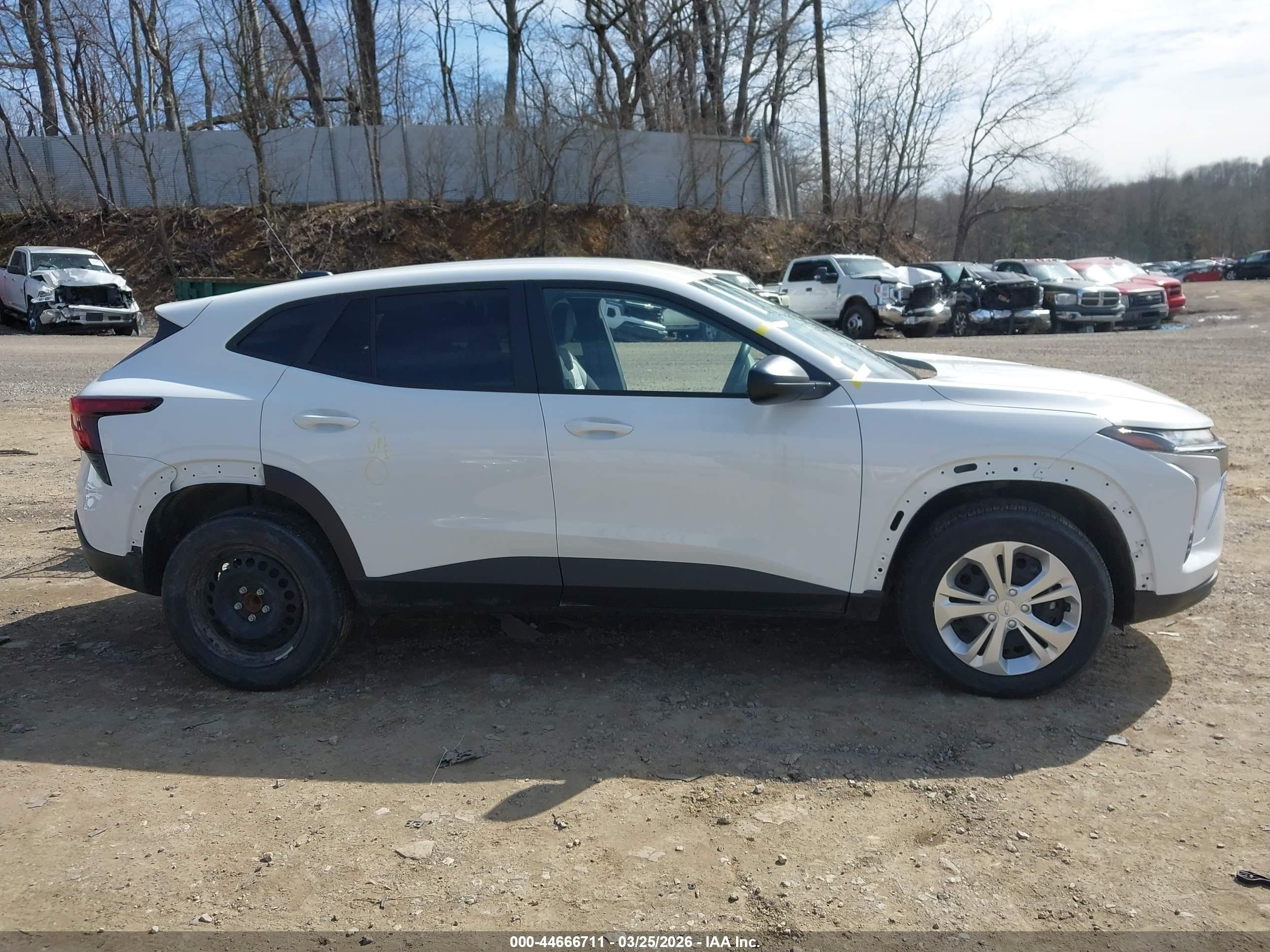 2025 Chevrolet Trax Fwd Ls White vin: KL77LFEP9SC294088