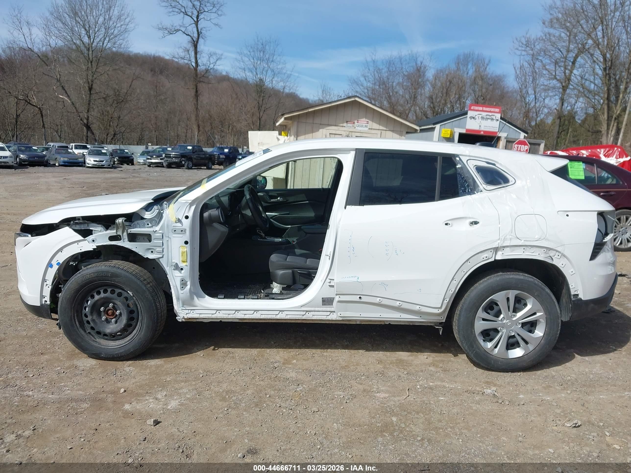 2025 Chevrolet Trax Fwd Ls White vin: KL77LFEP9SC294088