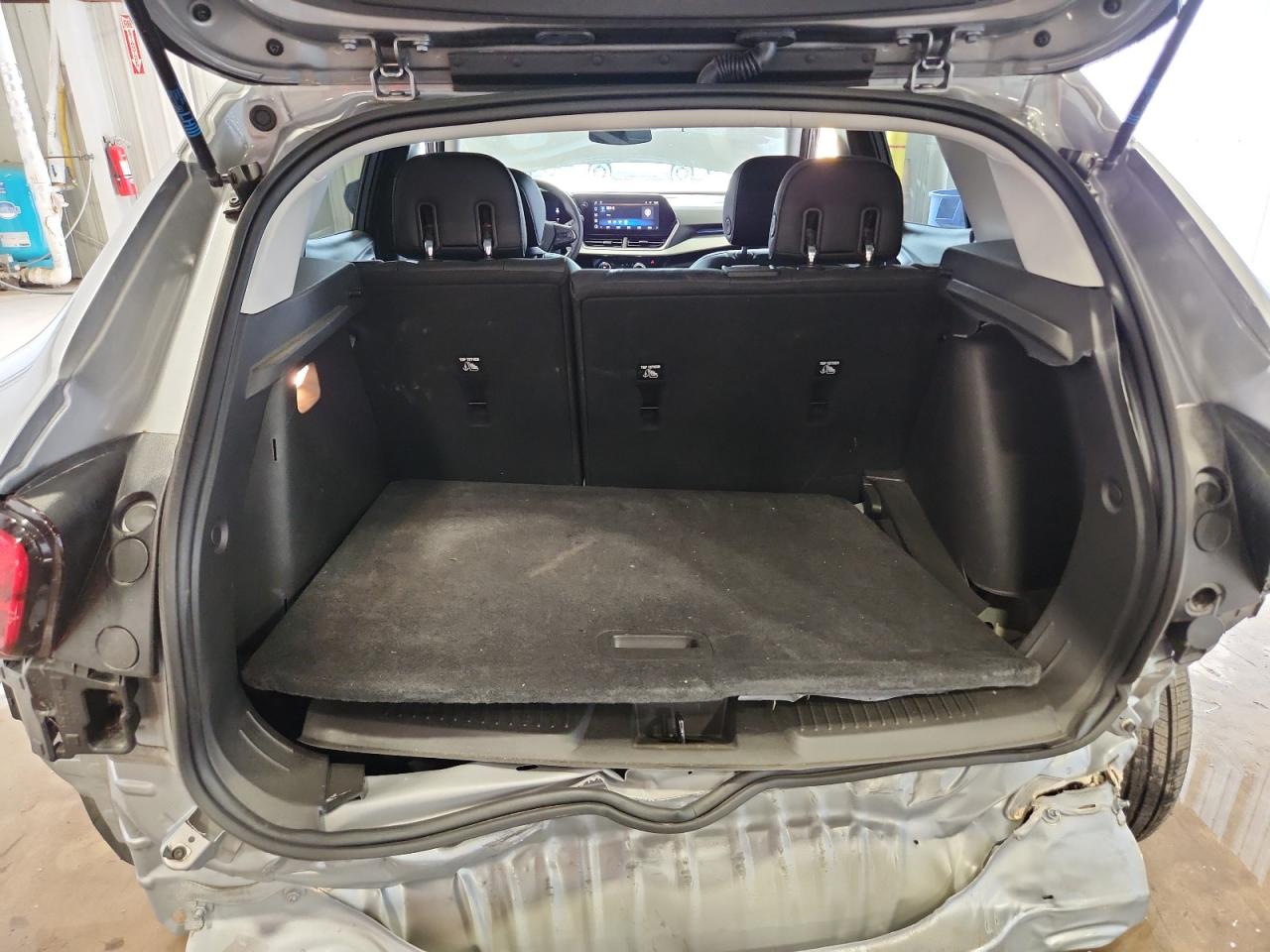 2025 Chevrolet Trax 1lt Gray vin: KL77LHEP8SC195192 Damage: Right Tail Light, Missing, Replacement Required