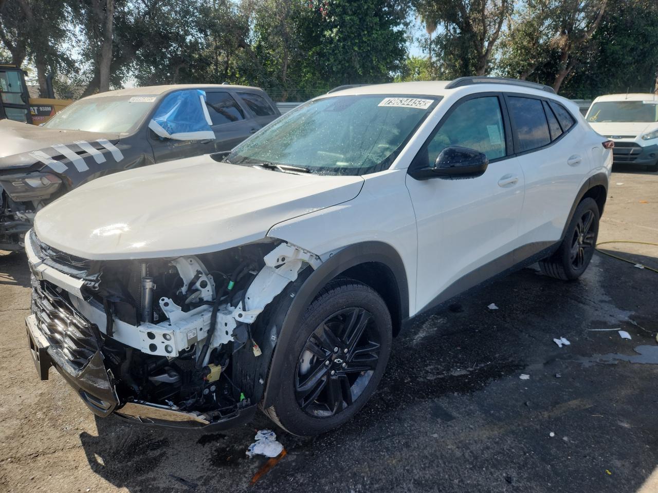 2025 Chevrolet Trax Activ White vin: KL77LKEP1SC121433 Damage: Left Front Fender, Dent(S) W/ Paint Dmg, 1 To 2 Inches