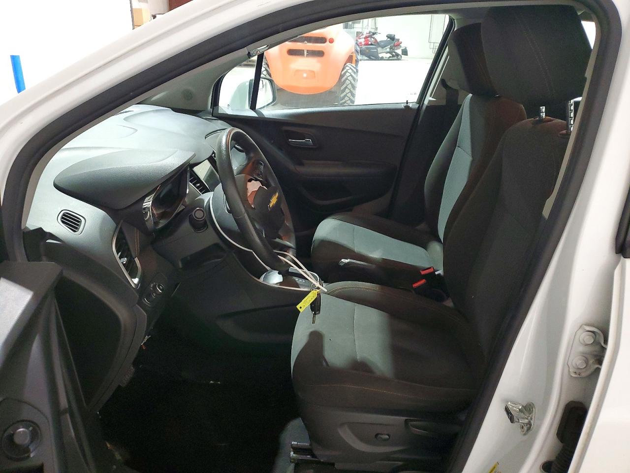 2018 Chevrolet Trax Ls White vin: KL7CJKSB3JB630344