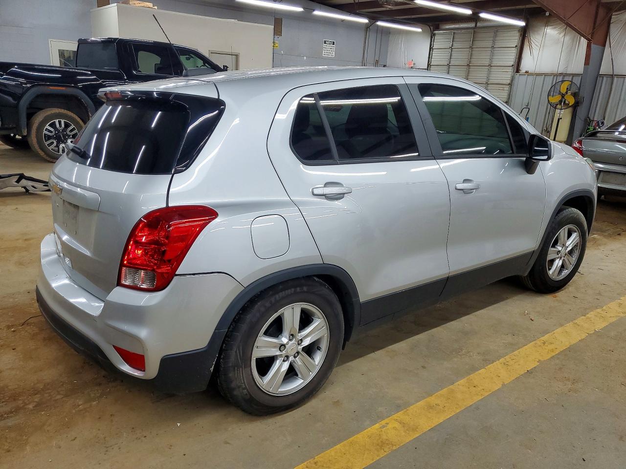 2022 Chevrolet Trax Ls Silver vin: KL7CJKSM6NB532626