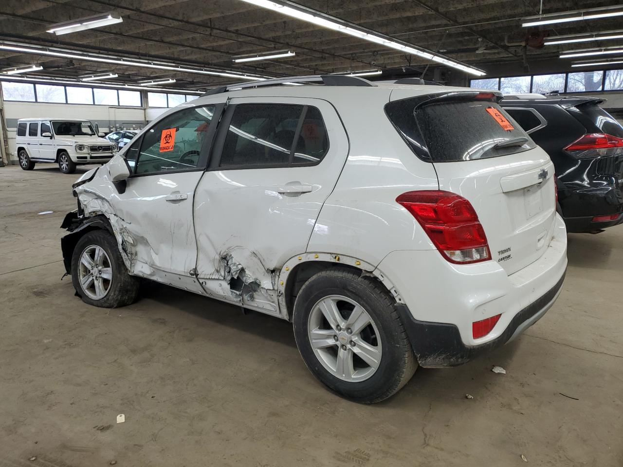 2021 Chevrolet Trax 1lt White vin: KL7CJLSB6MB327925 Damage: Left Rocker Panel, Dent(S) W/ Paint Dmg, 2 To 3 Inches